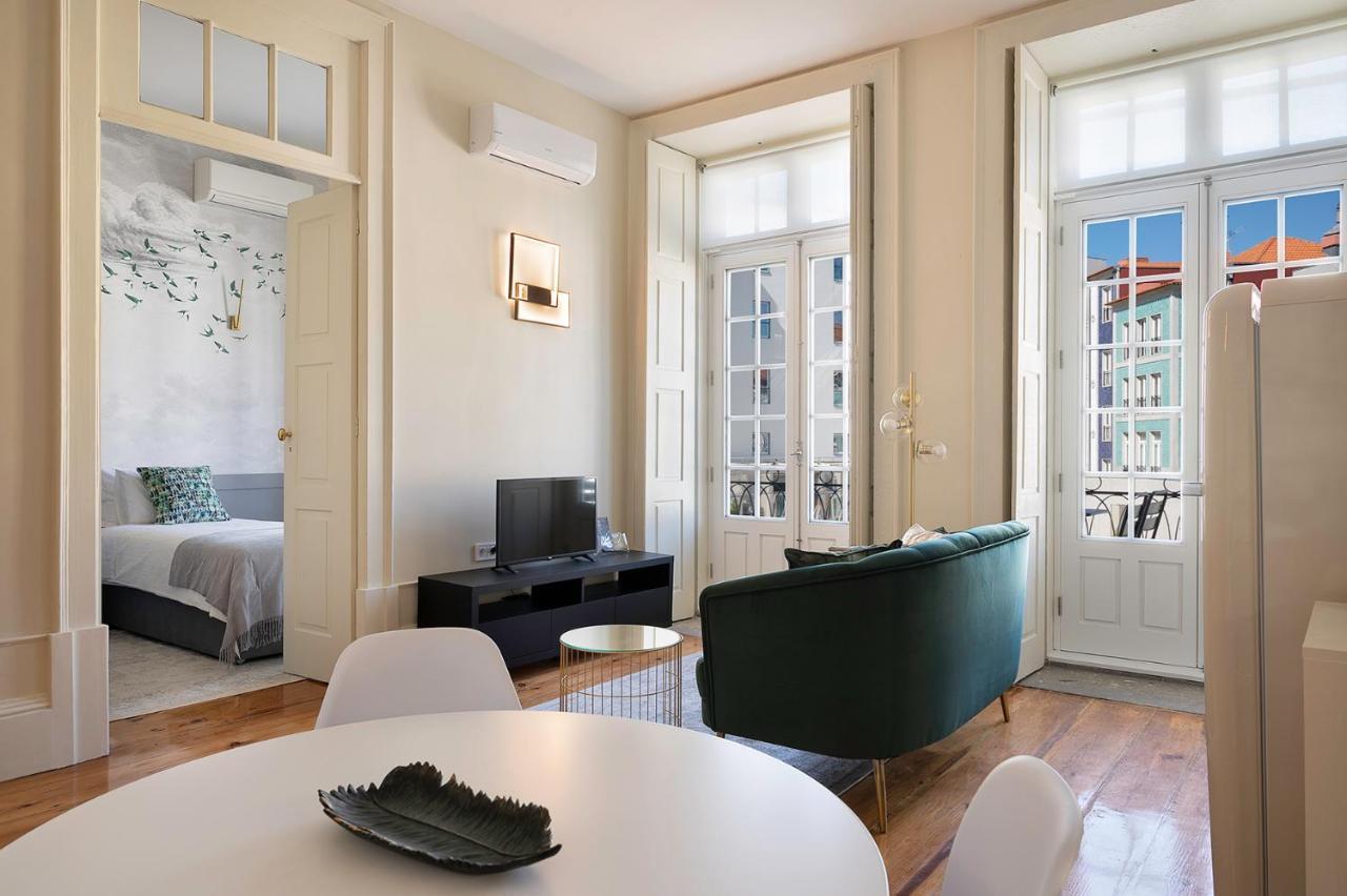 Historic Apartment At Cardosas With Balcony Porto Buitenkant foto