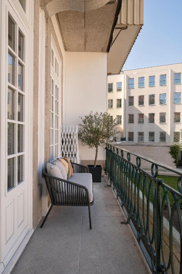 Historic Apartment At Cardosas With Balcony Porto Buitenkant foto
